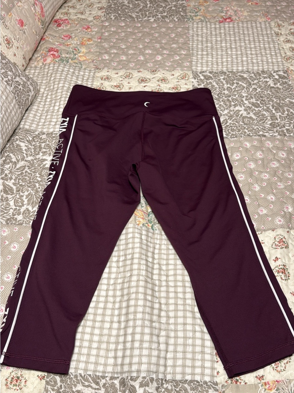 Zyia active plum Zyia stripe Capri Leggings size 8/10 nwot